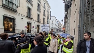 Albares, recibido en el Ateneo de Madrid al grito de "El Sáhara no se vende"