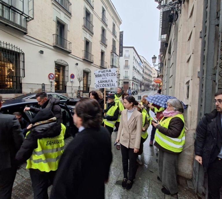 Albares, recibido en el Ateneo de Madrid al grito de "El Sáhara no se vende"