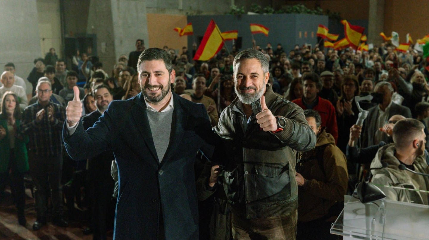 El presidente de Vox, Santiago Abascal, junto al candidato a la presidencia de Aragón, Alejandro Nolasco, durante un acto electoral en Teruel