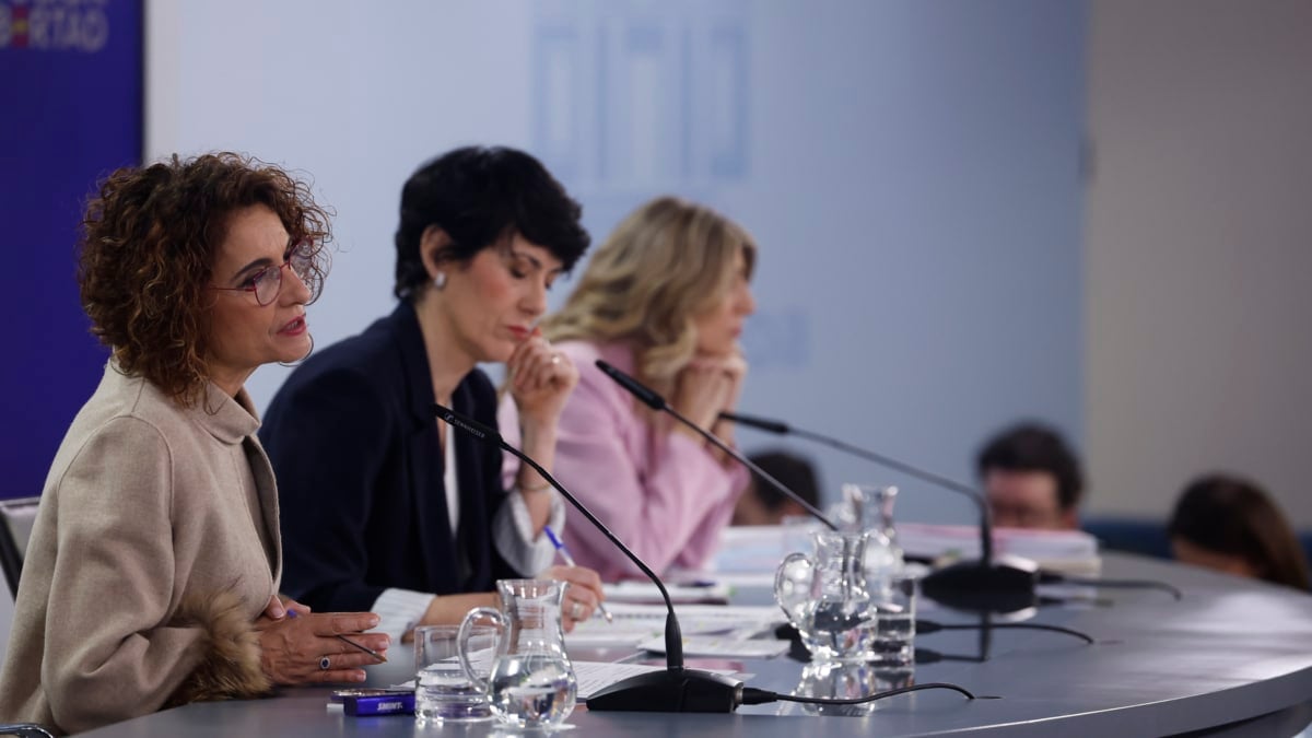 MADRID, 17/02/2026.- La vicepresidenta primera y ministra de Hacienda, María Jesús Montero (i), la portavoz del Gobierno y ministra de Inclusión, Seguridad Social y Migraciones, Elma Saiz (c), y la vicepresidenta segunda y ministra de Trabajo, Yolanda Diaz (d), dan una rueda de prensa tras la reunión del Consejo de Ministros, este martes, en el complejo del Palacio de la Moncloa. EFE/Javier Lizón