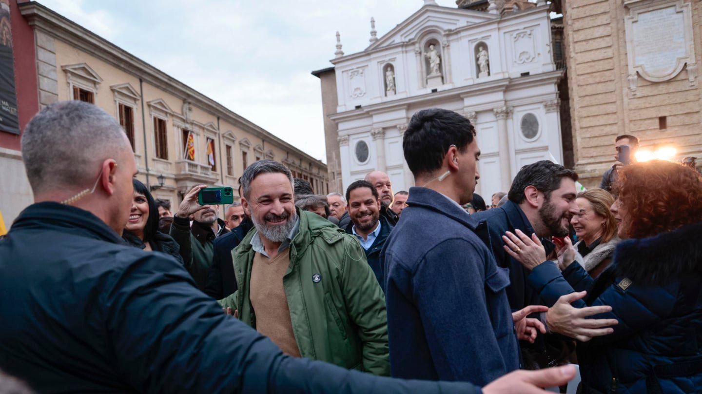 El presidente de Vox, Santiago Abascal, en el cierre de la campaña de Aragón, este viernes en Zaragoza, junto a su candidato, Alejandro Nolasco (d)