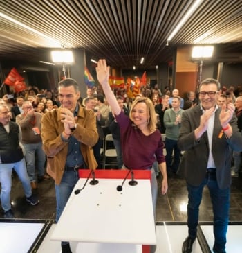 Pilar Alegría en la pira (y a Sánchez le da igual)