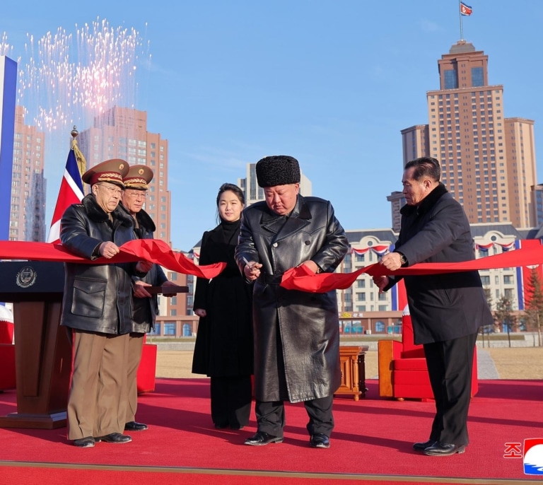 Kim vuelve a aparecer con su hija en un acto público