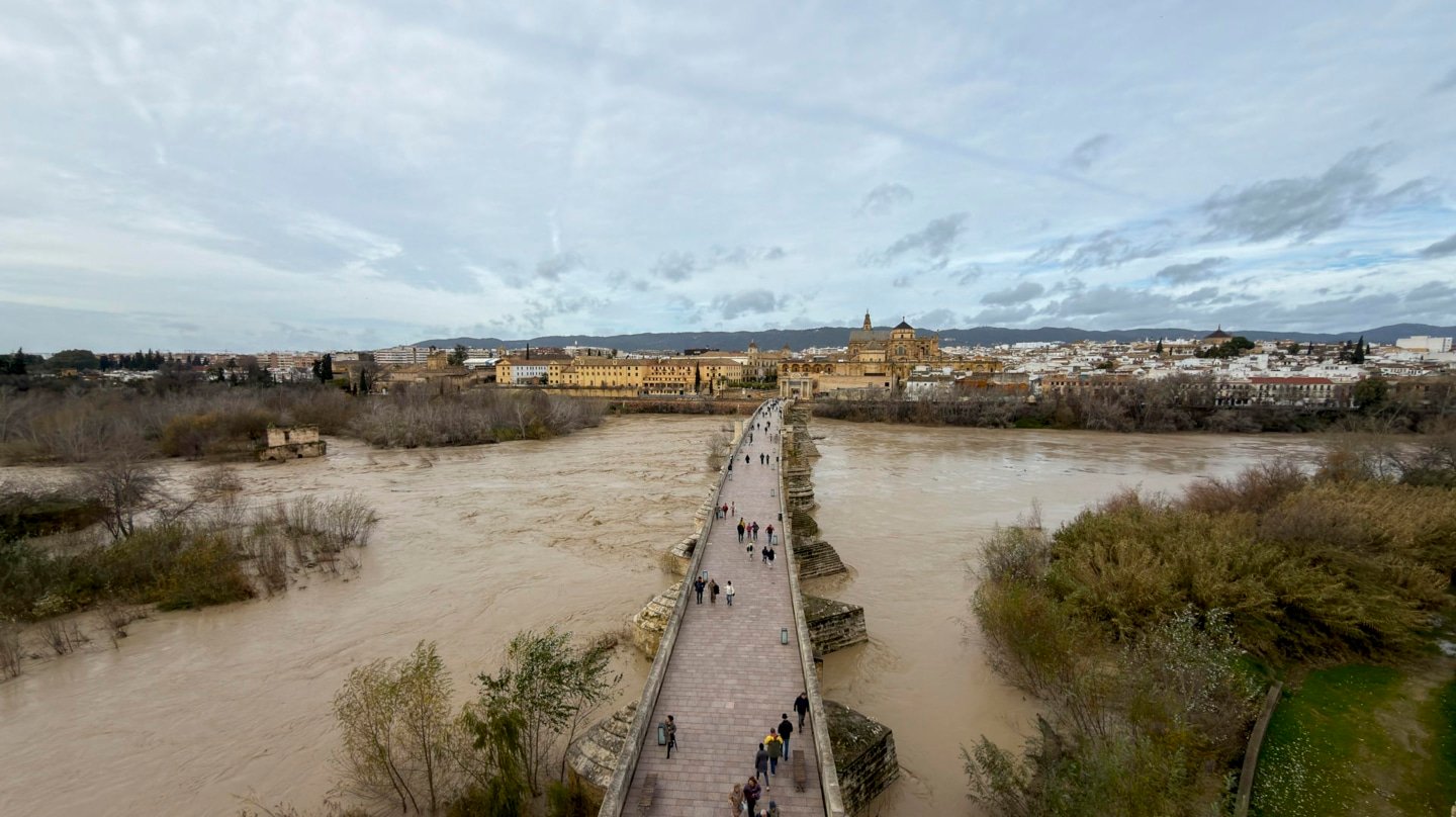 El río Guadalquivir tras el paso de la borrasca Kristin la semana pasada en Córdoba.