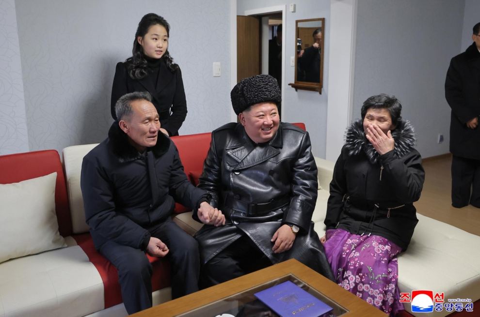 Kim Jong Un y su hija, en la entrega de viviendas.