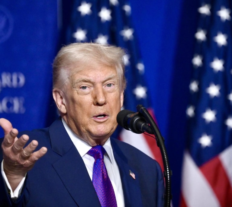 Trump inaugura la Junta de Paz mientras sopesa si va a la guerra en Irán: lo decidirá en los próximos diez días