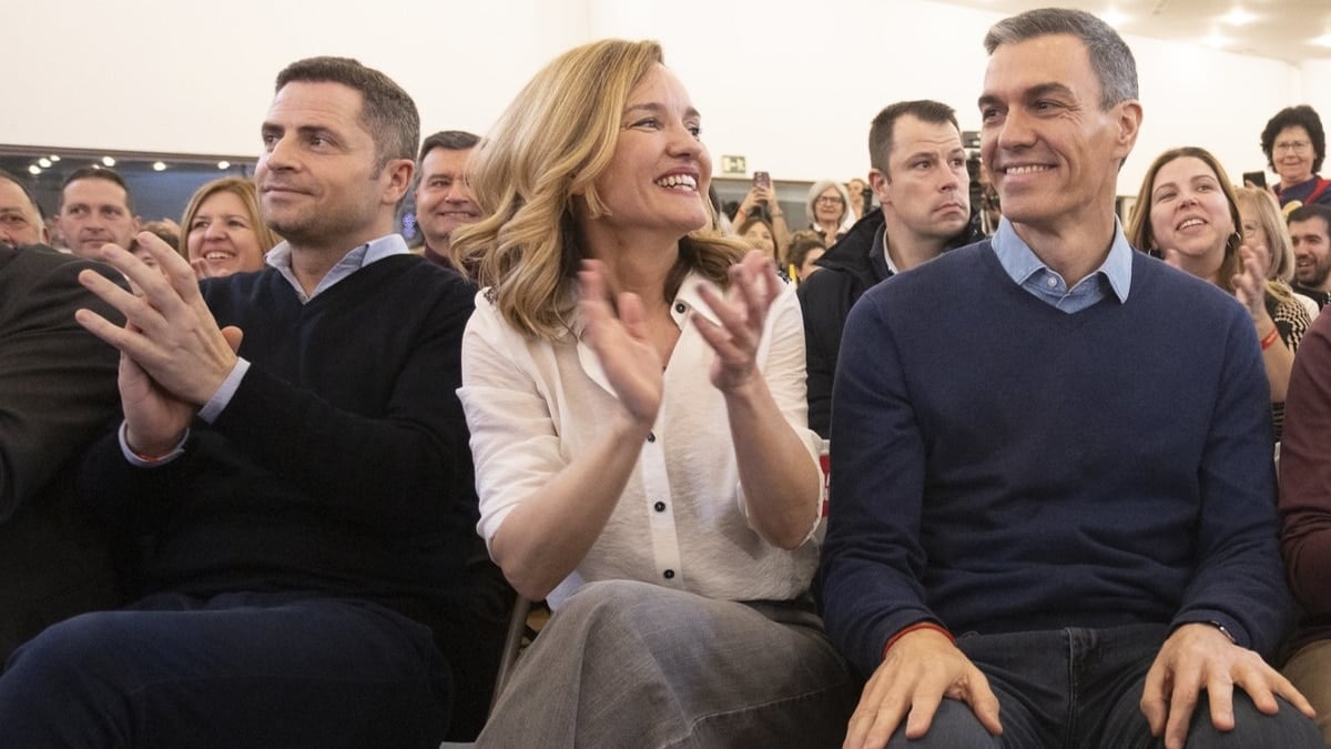 El secretario general del PSOE y presidente del Gobierno, Pedro Sánchez, con Borja Cabezón (i), secretario adjunto de Organización, y la exministra y candidata Pilar Alegría, en el cierre de campaña de las elecciones de Aragón, el pasado 6 de febrero en Zaragoza.
