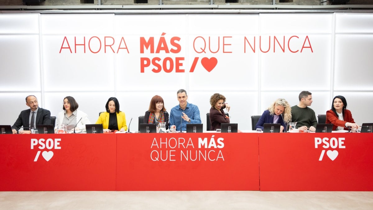 El secretario general del PSOE y presidente del Gobierno, Pedro Sánchez, junto a su dirección en la reunión de la ejecutiva federal de este 9 de febrero de 2026, en Ferraz.