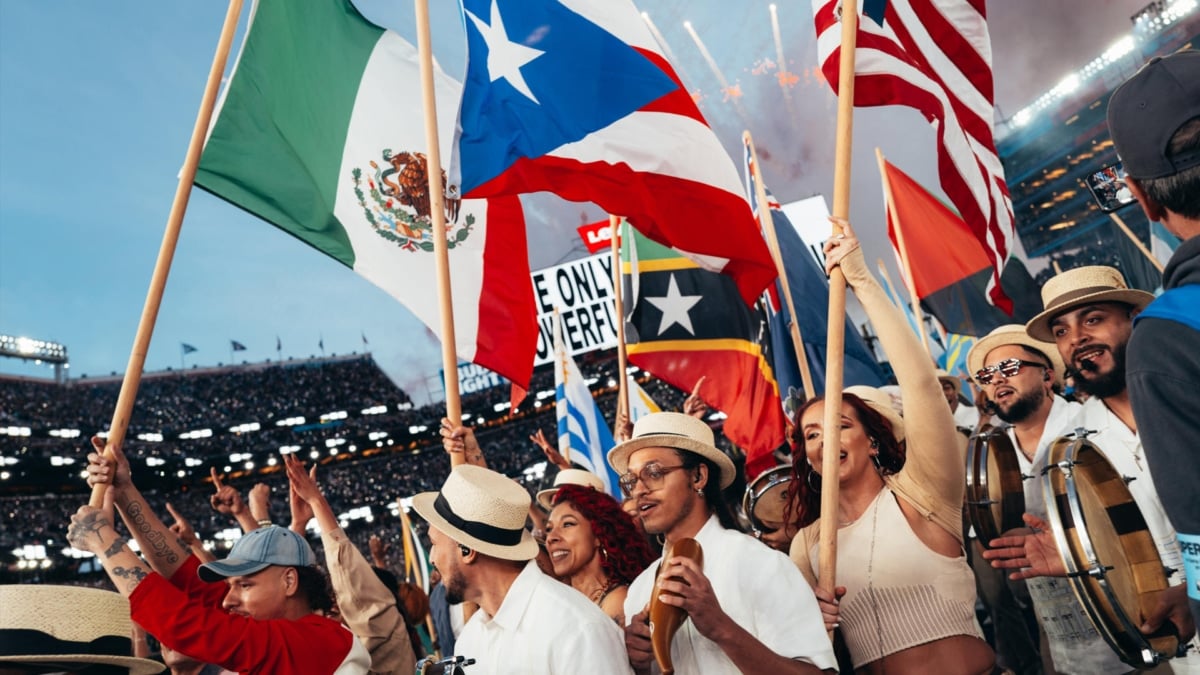 Desfile de banderas americanas en el show de Bad Bunny en la Superbowl.