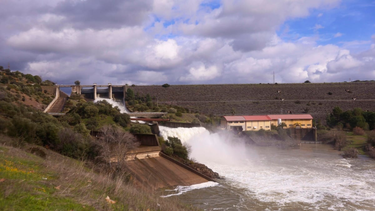 La presa del embalse de San Rafael Navallana (Córdoba) abre este martes sus compuertas para desembalsar agua