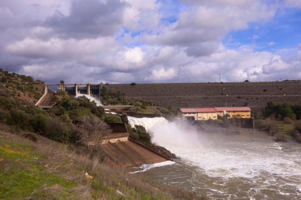 La presa del embalse de San Rafael Navallana (Córdoba) abre este martes sus compuertas para desembalsar agua