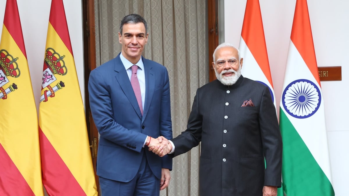 FOTODELDÍA NUEVA DELHI, 18/02/2026.- El presidente del Gobierno español, Pedro Sánchez (i), saluda al primer ministro indio, Narendra Modi (d), en Nueva Delhi, este miércoles. Sánchez llegó este miércoles a Nueva Delhi para participar en una cumbre sobre Inteligencia Artificial y mantener una serie de reuniones, entre ellas un encuentro con el primer ministro indio, Narendra Modi. EFE/ Fernando Calvo/moncloa Pool SOLO USO EDITORIAL/SOLO DISPONIBLE PARA ILUSTRAR LA NOTICIA QUE ACOMPAÑA (CRÉDITO OBLIGATORIO)