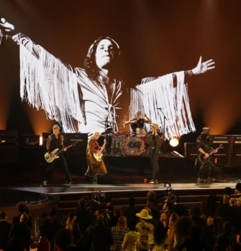 Andrew Watt, Chad Smith, Post Malone y Slash en el escenario durante la 68.ª edición anual de los Premios Grammy.
