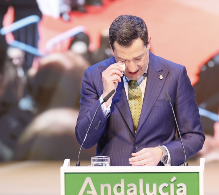 Moreno rompe a llorar durante su discurso del Día de Andalucía al recordar el accidente de Adamuz