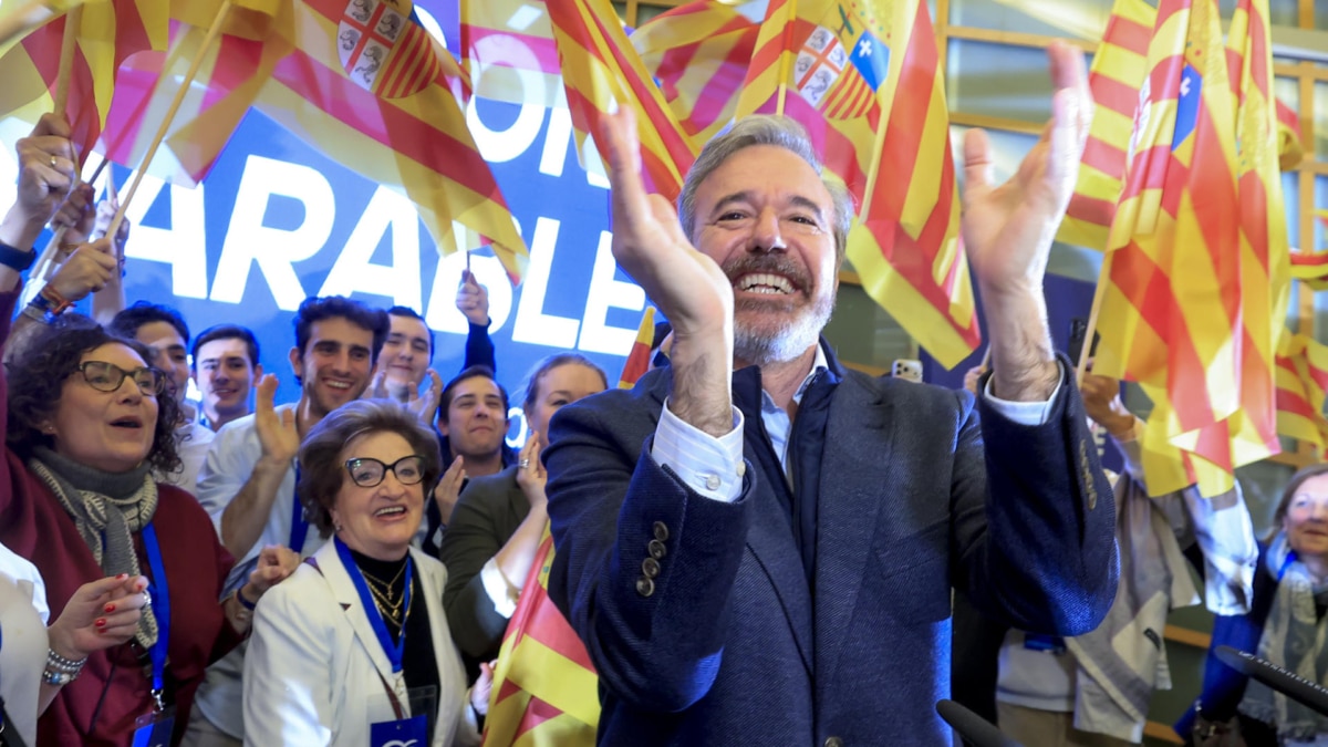Jorge Azcón celebra la victoria electoral el 8-F.