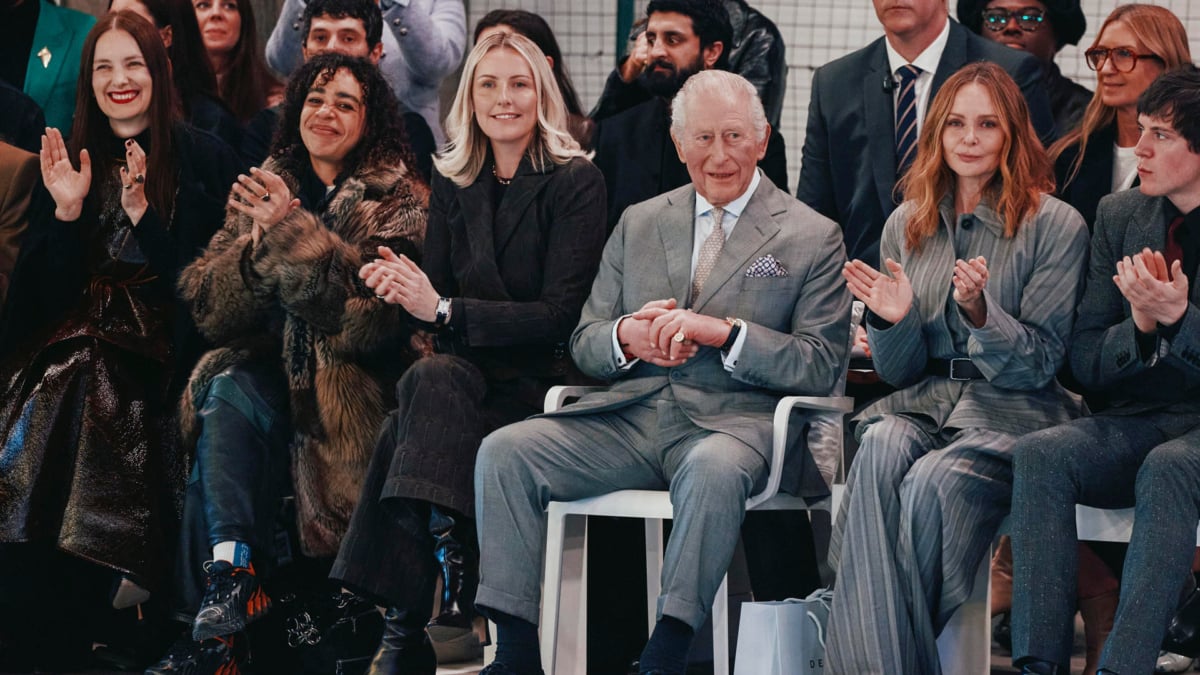 De la crisis familiar al front row: Carlos III concita toda la atención en la Semana de la Moda de Londres