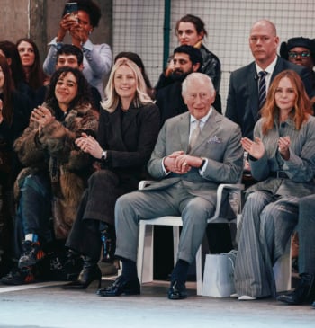 De la crisis familiar a la primera fila: Carlos III irrumpe en [...]