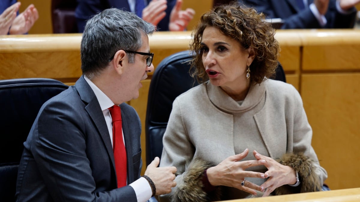 MADRID, 17/02/2026.- La vicepresidenta primera y ministra de Hacienda, María Jesús Montero (d), y el ministro de la Presidencia, Justicia y Relaciones con las Cortes, Félix Bolaños (i), asisten a la sesión de control al Gobierno celebrada en el pleno del Senado, este martes en Madrid. EFE/ Mariscal