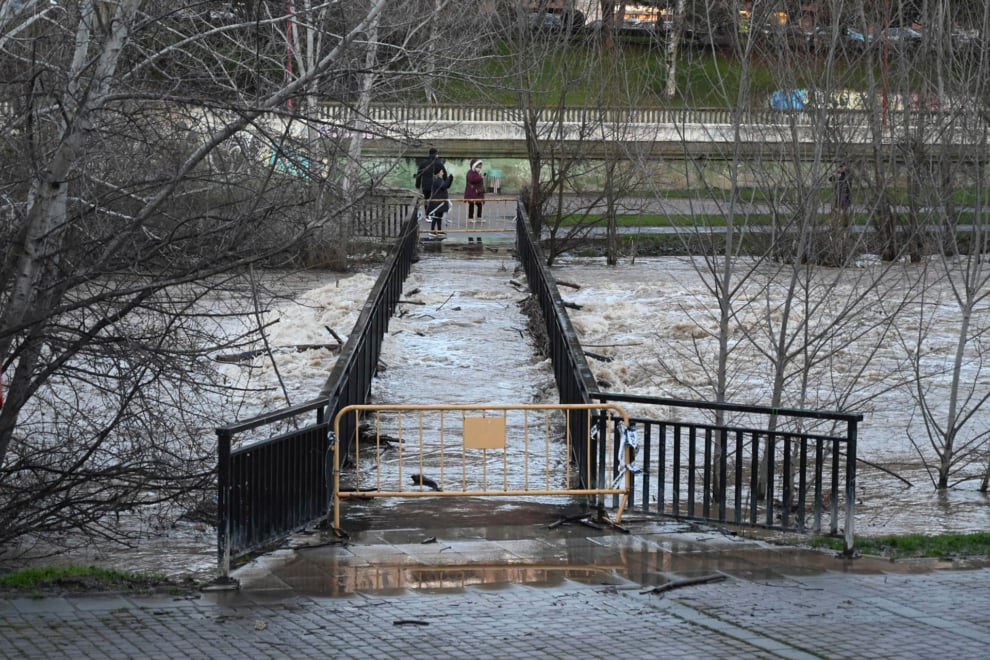 El río Bernesga ha superado los tres metros de altura y se ha desbordado a su paso por León capital