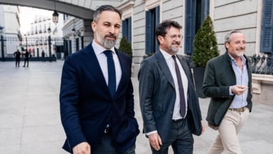 La tensión entre Abascal y Feijóo hace improbable un pacto en Extremadura antes del 3 de marzo