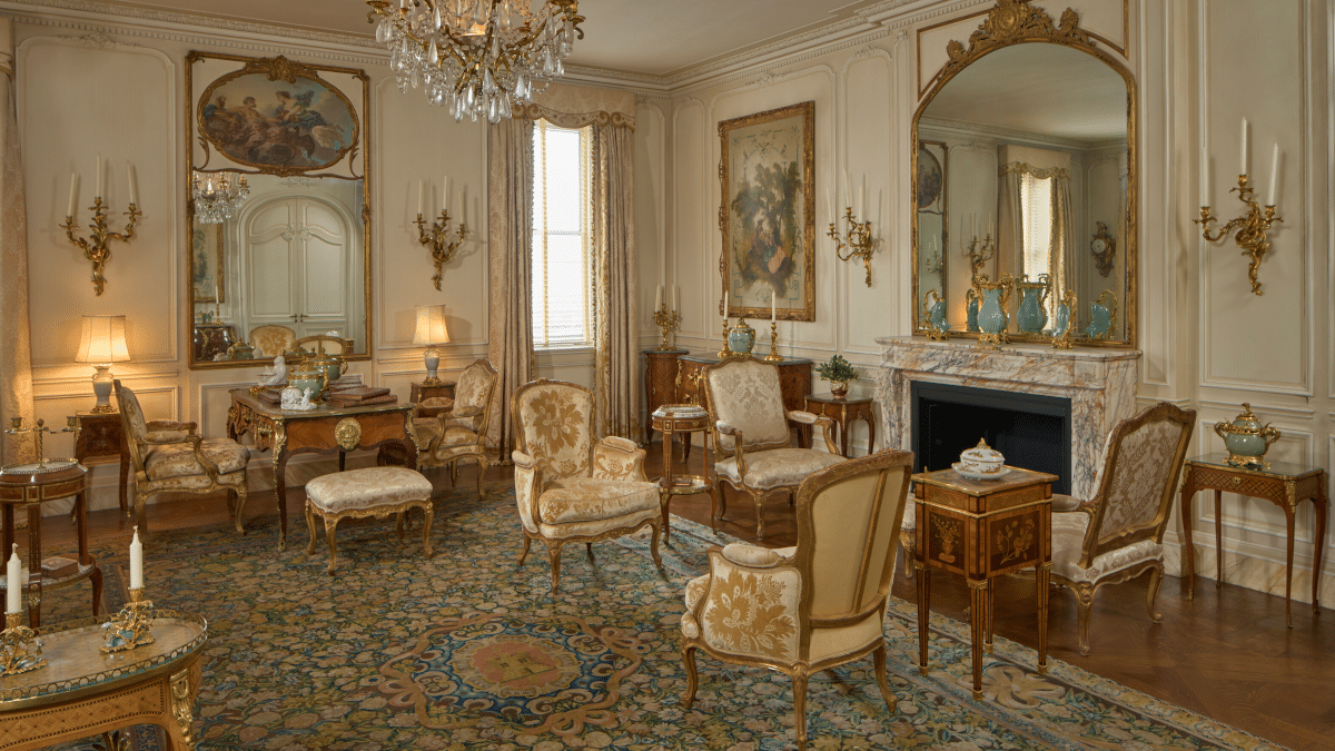 Salón del apartamento de Irene Roosevelt Aitken con algunas de las piezas que ahora salen a subasta.