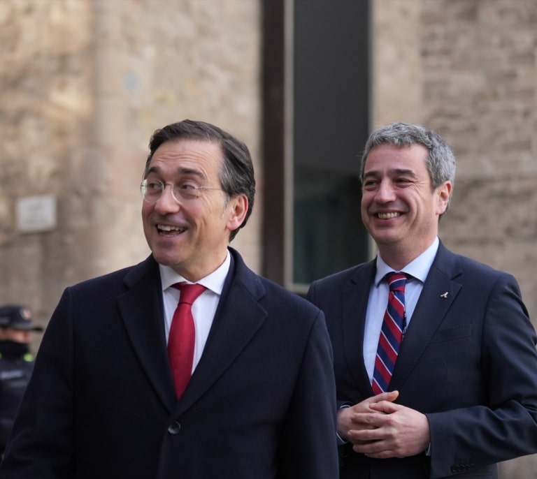 La última 'jugada' de Albares: envía en inglés el tratado de Gibraltar y los alcaldes de la comarca recurren a la IA