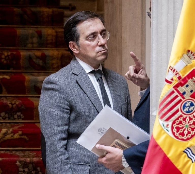 LA APM denuncia las vulneraciones de Albares al derecho de la información y Exteriores lo califica de "bulo"