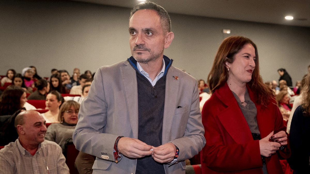 El alcalde de Móstoles, Manuel Bautista, acompañado de su esposa, la asesora del segundo teniente de alcalde de Valdemoro, Concepción Martín-Cocinas Ugarrio, el pasado 7 de febrero.