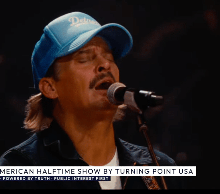 La Super Bowl alternativa de la galaxia MAGA: “Esta es la América real”