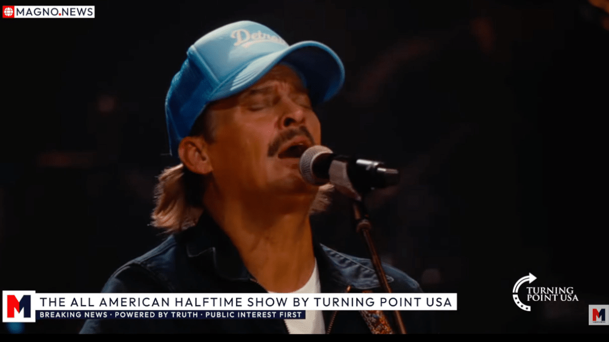 Kid Rock durante su actuación en el espectáculo alternativo al de la Super Bowl.
