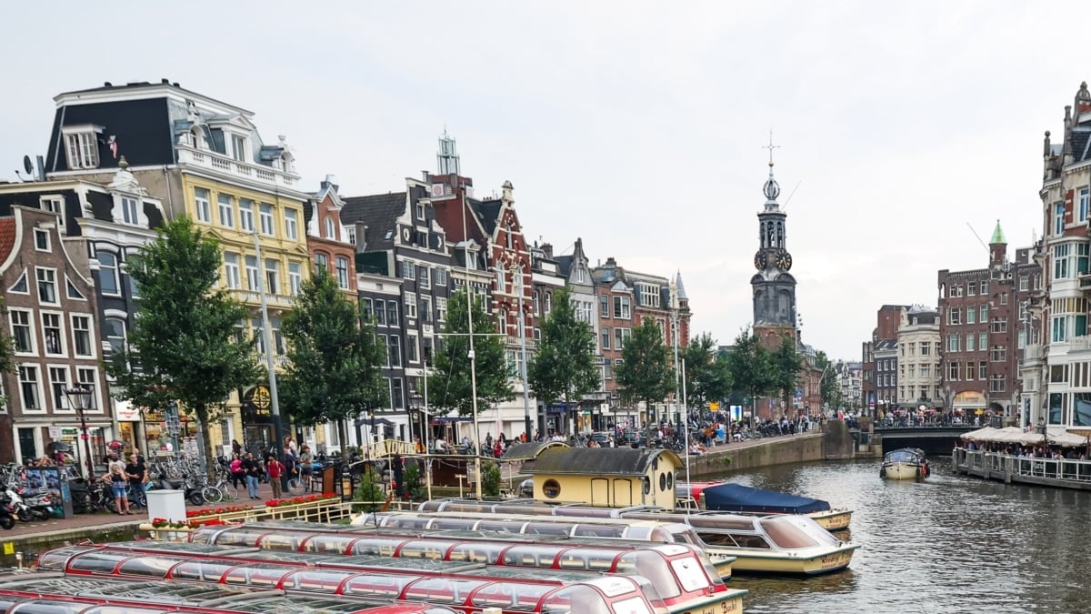 Canal de Ámsterdam, ciudad que prohibirá la publicidad cárnica en sus espacios públicos.