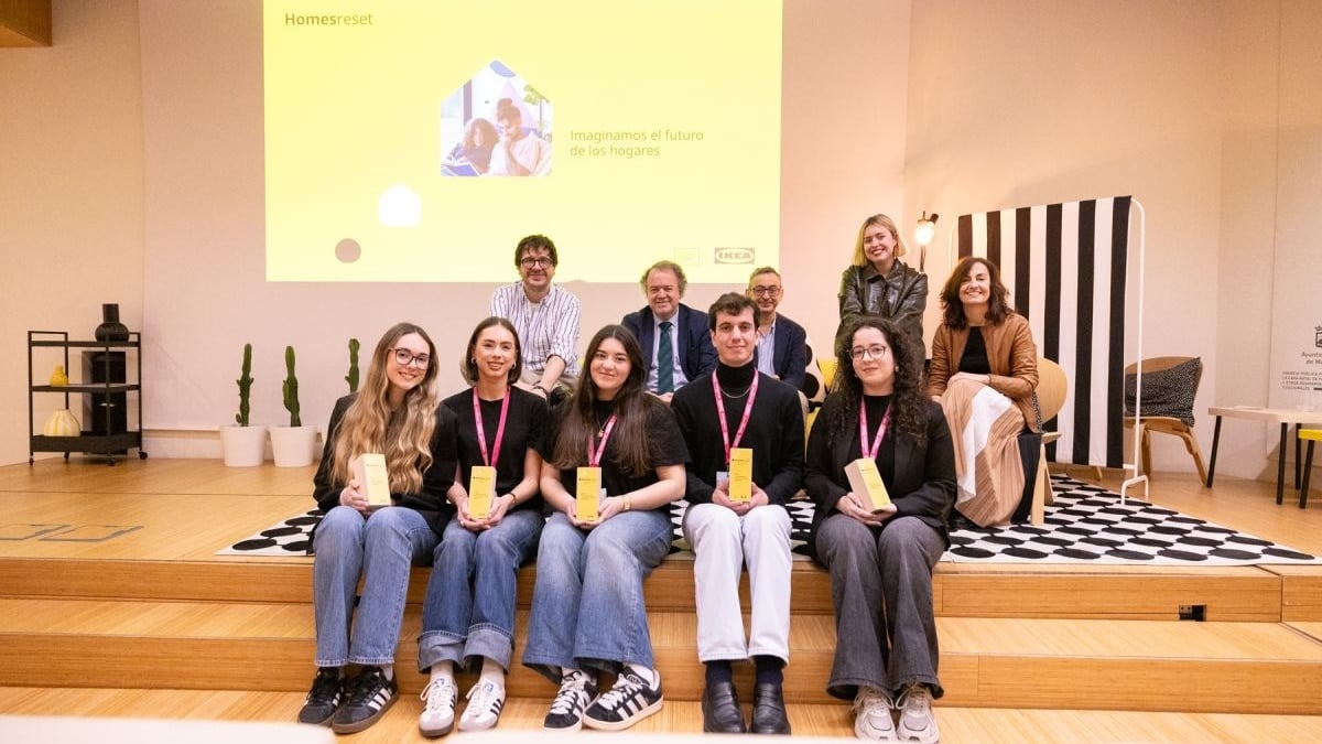 Equipo ganador con el jurado