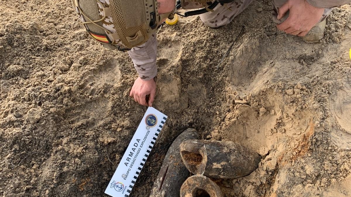 La Armada neutraliza dos proyectiles del siglo XX hallados en la playa de Camposoto (Cádiz)