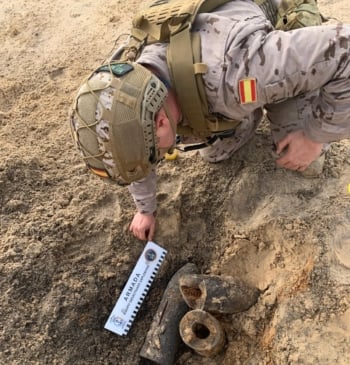 La Armada neutraliza dos proyectiles del siglo XX hallados en la playa [...]