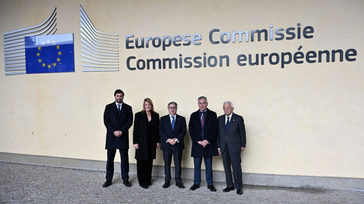 La delegación de los ayuntamientos de Huelva y Sevilla, este martes en Bruselas.