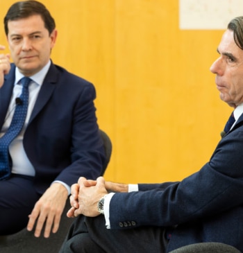 Aznar revela contactos habituales entre Moncloa y Vox para torpedear a Feijóo