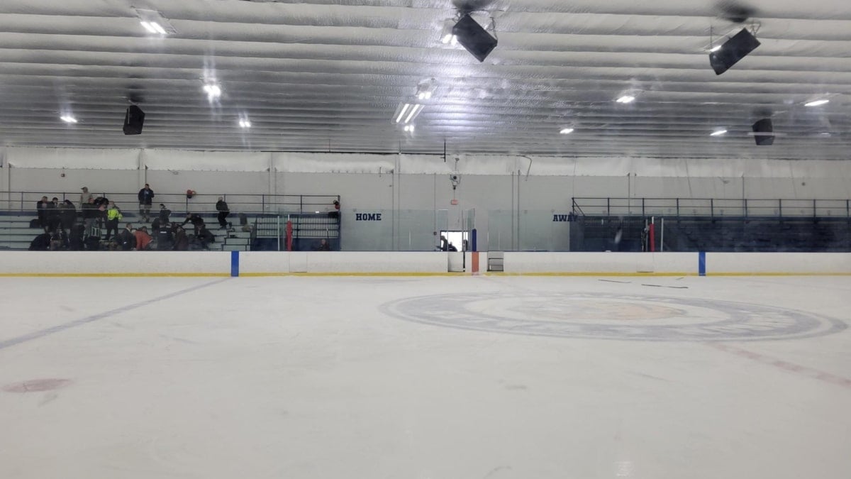 Al menos dos muertos, incluida una niña, tras un tiroteo durante un partido de hockey en Rhode Island