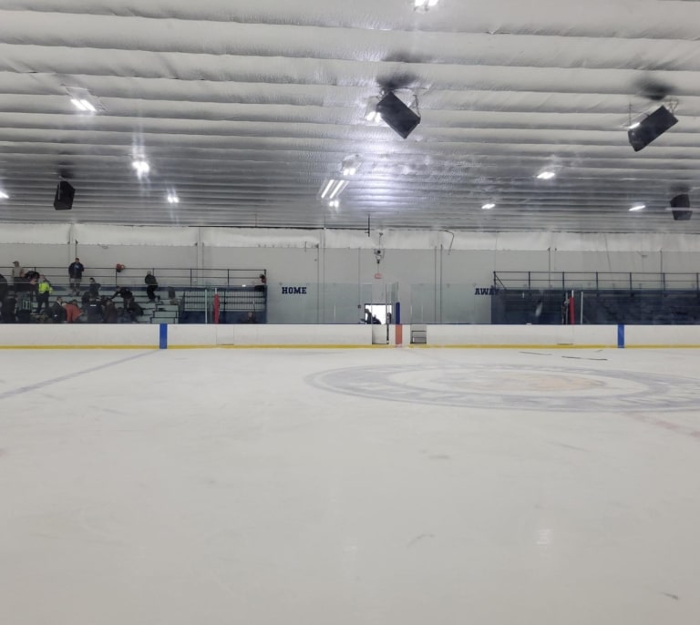 Al menos dos muertos, incluida una niña, tras un tiroteo durante un partido de hockey en Rhode Island