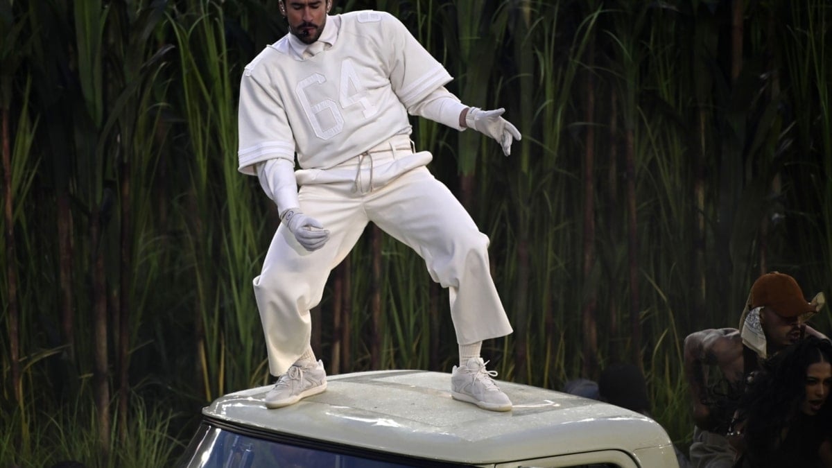 Bad Bunny durante la actuación del medio tiempo en la final de la Super Bowl