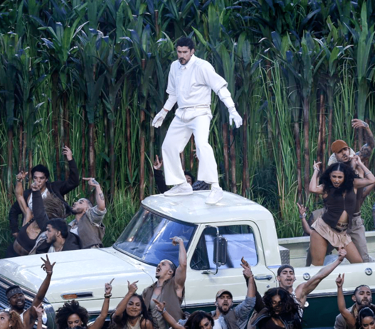 Bad Bunny 'revienta' la Super Bowl vestido de Zara y con un show antológico: "Together we are America"