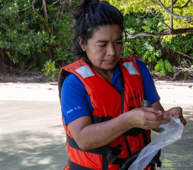 La indígena panameña que descubre los secretos de los arrecifes estudiando las milenarias "piedras mágicas" de los peces