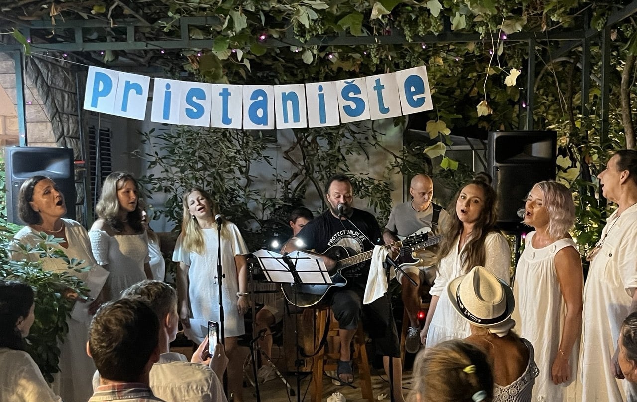 En el ‘Benidorm’ de los Balcanes donde rusos y ucranianos viven en paz al margen de la propaganda bélica