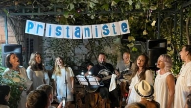 En el ‘Benidorm’ de los Balcanes donde rusos y ucranianos viven en paz al margen de la propaganda bélica