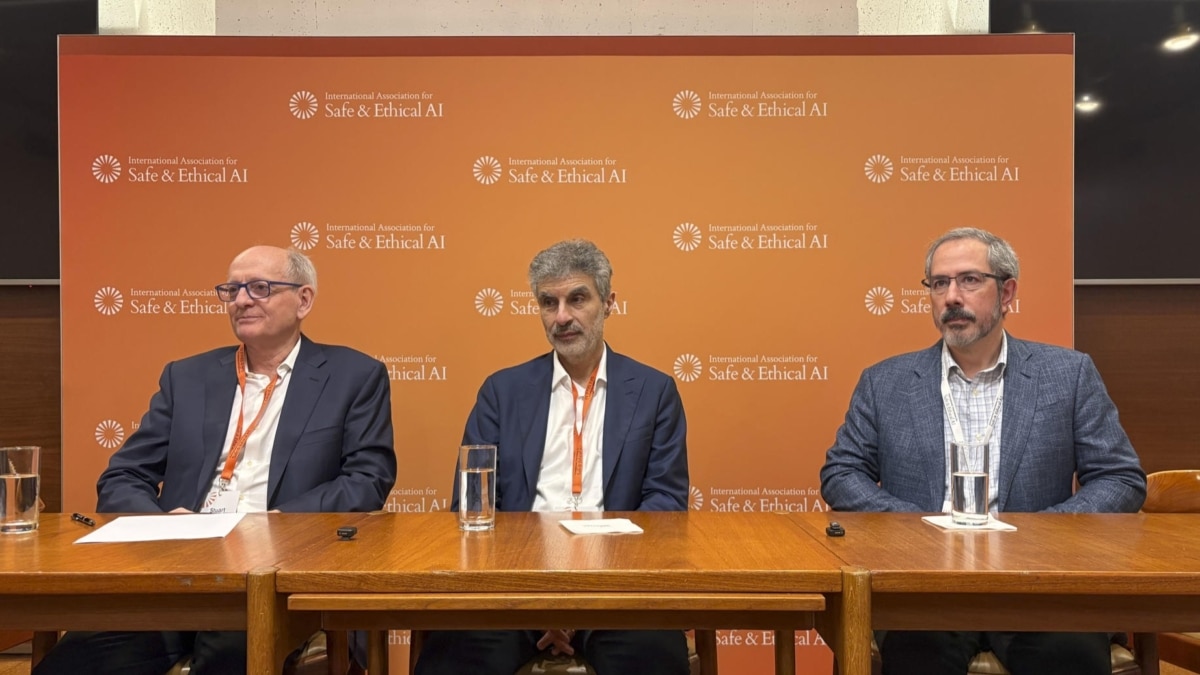 Stuart Russell, Yoshua Bengio y Anthony Aguirre, este martes en París durante la convención de la Asociación Internacional de la Inteligencia Artificial Segura y Ética (IASEAI).