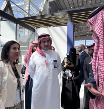 Robles ensalza en Arabia Saudí la fortaleza de la industria militar española: [...]