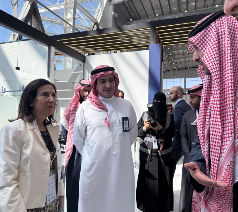 Robles ensalza en Arabia Saudí la fortaleza de la industria militar española: "La inversión ha venido para quedarse"