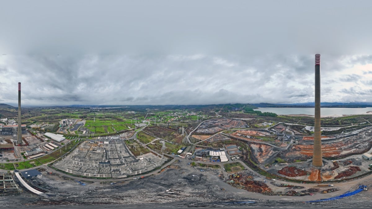 1.074 kilos de explosivo para demoler dos chimeneas de 290 metros: así ha sido el final de Compostilla II en León