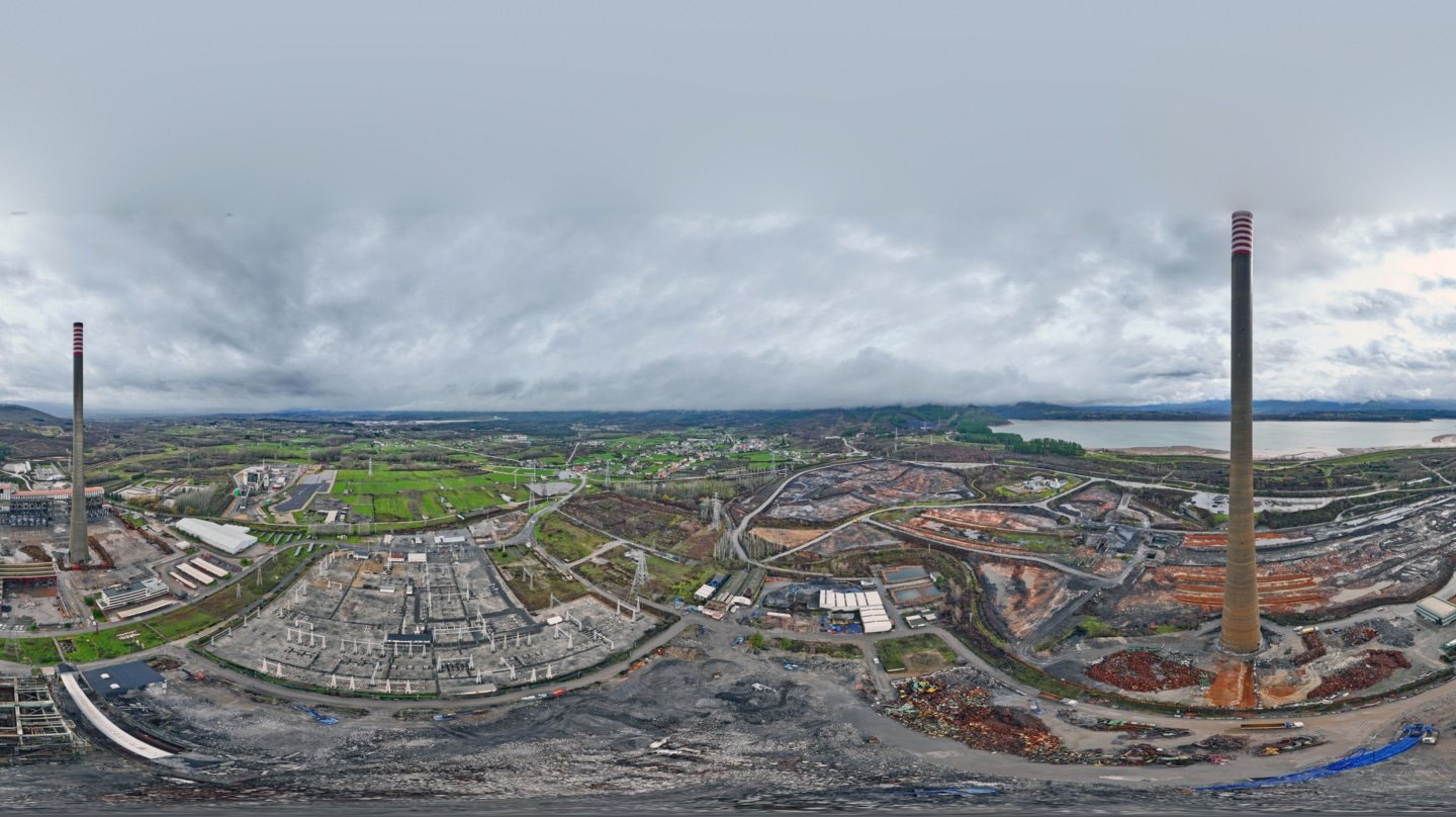 1.074 kilos de explosivo para demoler dos chimeneas de 290 metros: así ha sido el final de Compostilla II en León