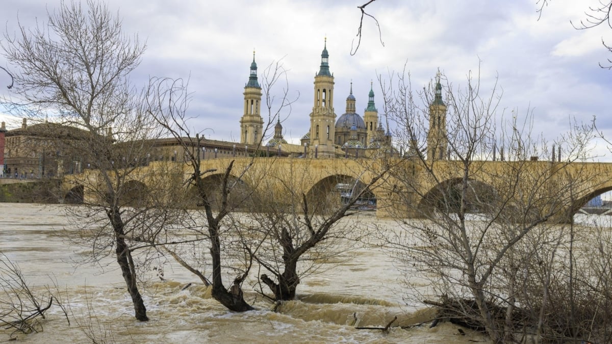 El Ebro a su paso por Zaragoza, este martes 17 de febrero.