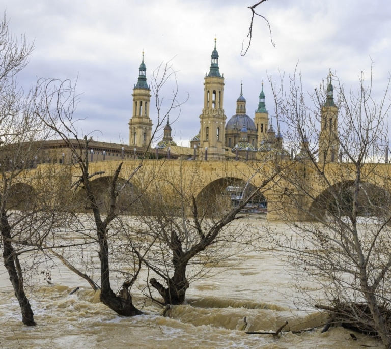 El Ebro mantendrá caudales altos a su paso por Zaragoza al menos hasta el jueves